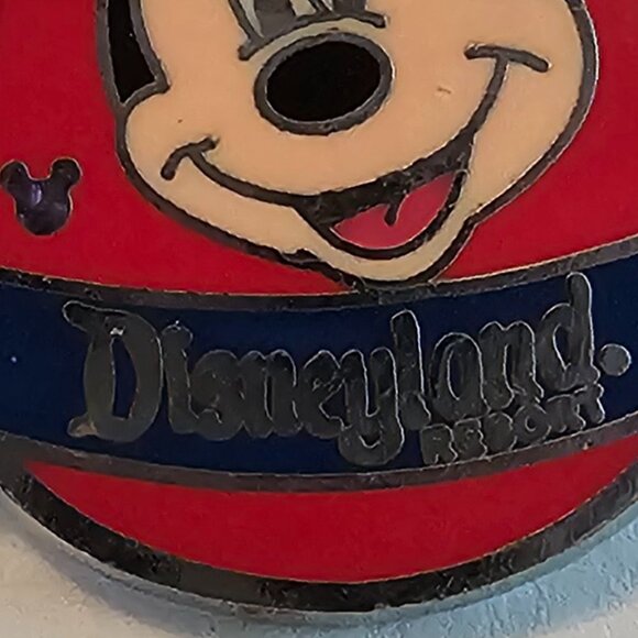 DISNEY Pin Trading ~ Disneyland Resort ~ Crest/Mickey Mouse 1/5 ~ 2012 - Picture 6 of 13